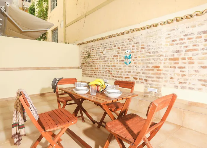 Elisavet City Apartment With Veranda