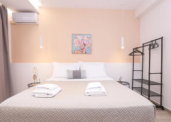 Elisavet City Apartment With Veranda